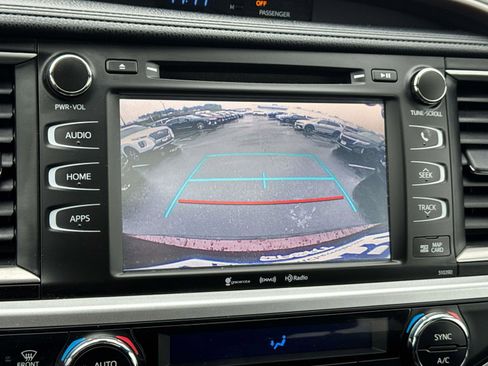 Used 2019 Toyota Highlander XLE w/ Carpet Mat Package (TMS) AWD/4WD image 4