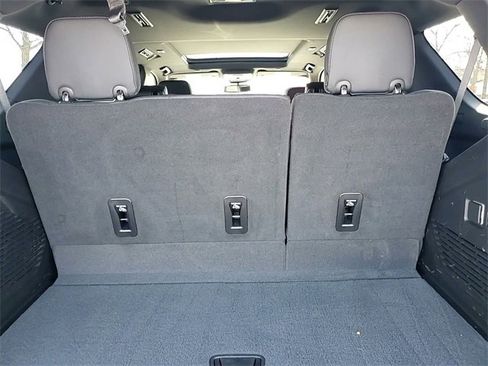 Used 2023 GMC Yukon SLT w/ SLT Premium Package image 8