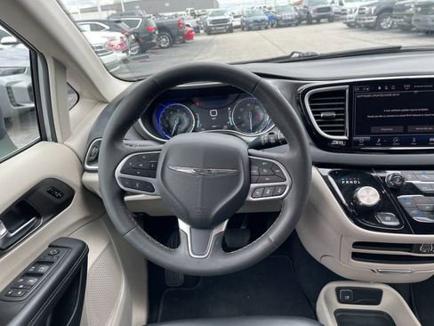 Used 2023 Chrysler Pacifica Touring-L FWD image 16