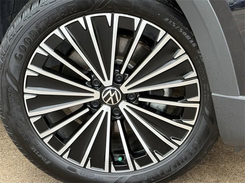 Certified 2025 Volkswagen Taos SE image 8