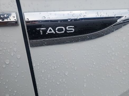 Used 2024 Volkswagen Taos SE image 9