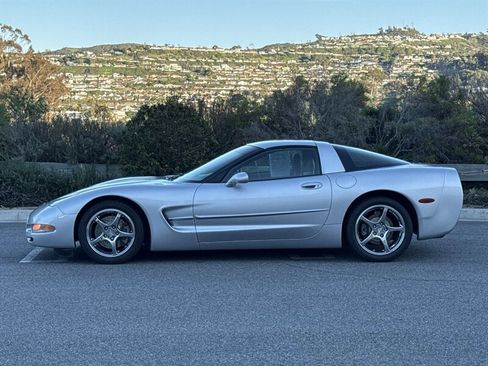 Used 2001 Chevrolet Corvette Coupe w/ Preferred Equipment Group1 image 4