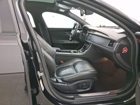 Used 2017 Jaguar XF R-Sport image 32