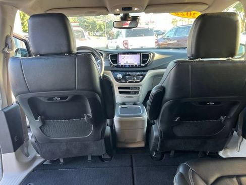 Used 2022 Chrysler Pacifica Touring-L FWD image 15