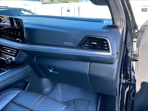 Used 2025 Chevrolet Tahoe High Country AWD/4WD image 17