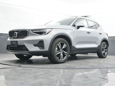 Used 2025 Volvo XC40 B5 Core image 39