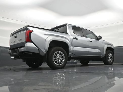 Used 2025 Toyota Tacoma Limited AWD/4WD image 27