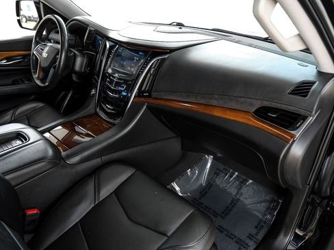 Used 2019 Cadillac Escalade Luxury AWD/4WD image 10