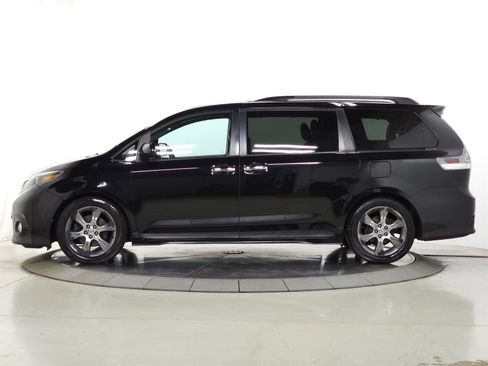 Used 2015 Toyota Sienna SE FWD image 4