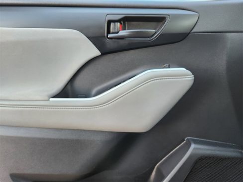 Used 2020 Toyota Highlander L image 22