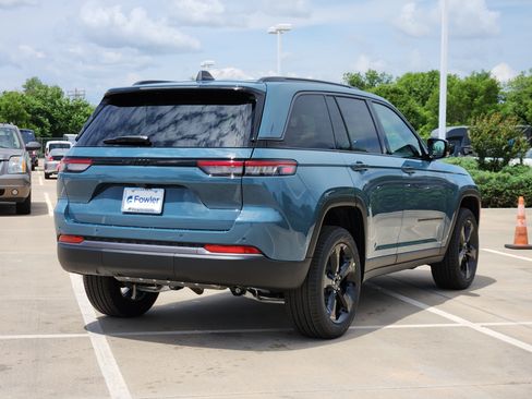 New 2026 Jeep Grand Cherokee Limited RWD image 4
