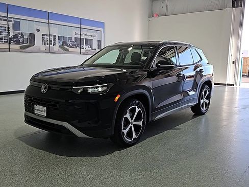 Used 2025 Volkswagen Tiguan SE FWD image 4