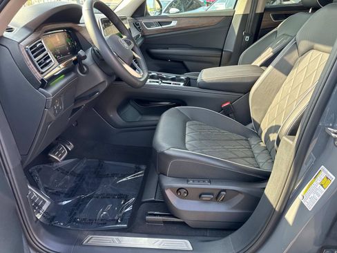 Certified 2025 Volkswagen Atlas SEL Premium R-Line image 17