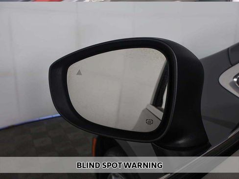 Used 2023 Chrysler Pacifica Touring-L FWD image 4