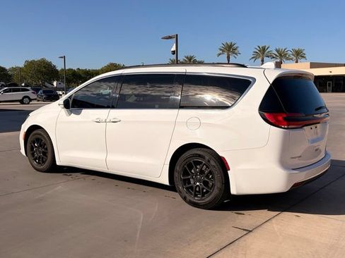 Used 2022 Chrysler Pacifica Touring-L FWD image 9