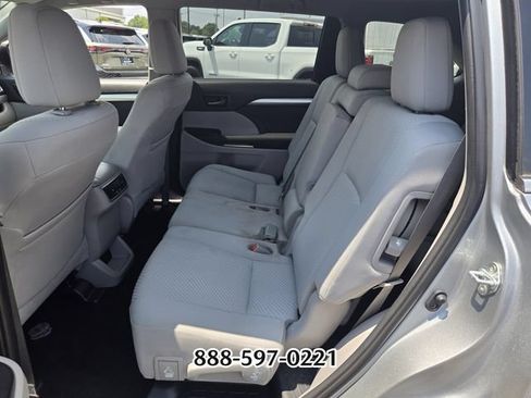 Used 2019 Toyota Highlander LE FWD image 11