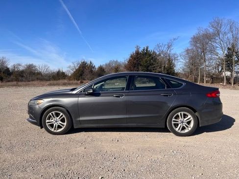 Used 2018 Ford Fusion SE w/ Fusion SE Technology Package image 2