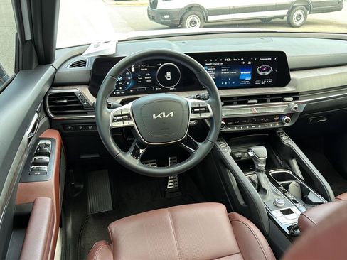 Used 2024 Kia Telluride SX w/ Towing Package FWD image 19