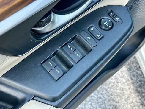 Used 2018 Honda CR-V Touring image 18
