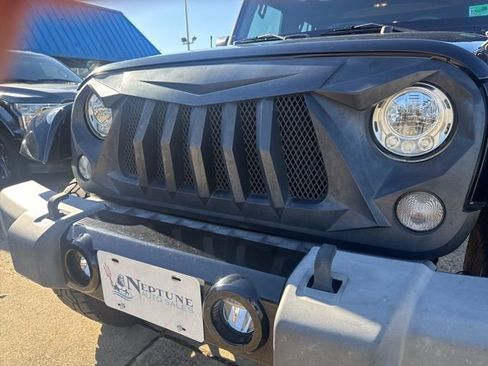 Used 2017 Jeep Wrangler Unlimited Sahara image 31