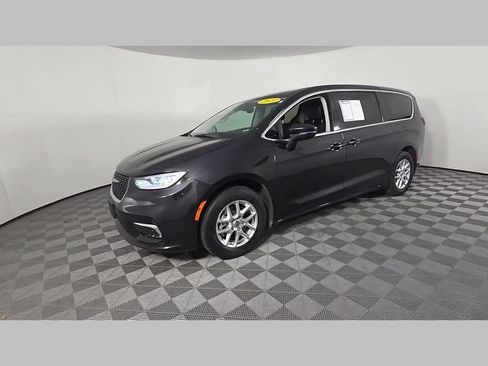 Used 2023 Chrysler Pacifica Touring-L FWD image 48