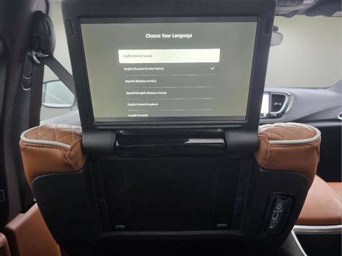 Used 2024 Chrysler Pacifica Pinnacle w/ Trailer Tow Group image 33