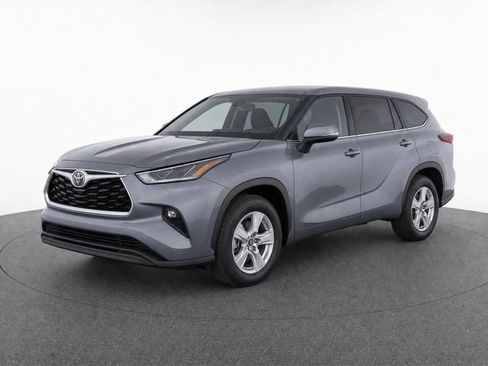 Used 2023 Toyota Highlander LE FWD image 9