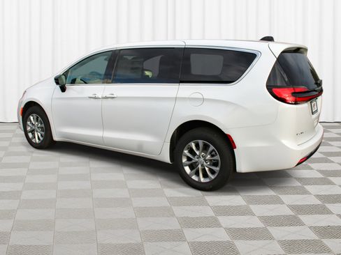 New 2026 Chrysler Pacifica Select image 36