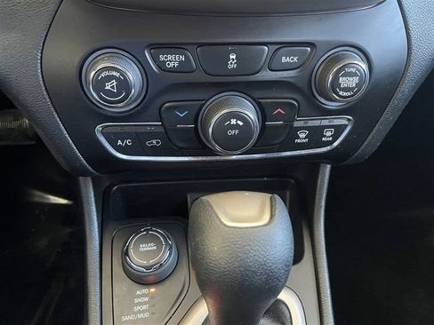 Used 2015 Jeep Cherokee Latitude w/ Cold Weather Group image 15