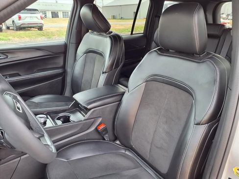 Used 2024 Jeep Grand Cherokee Altitude image 12