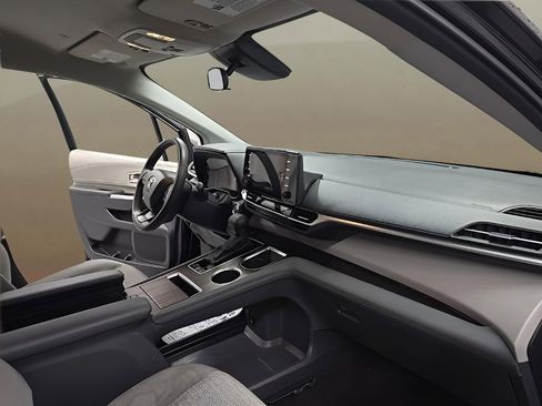 Used 2024 Toyota Sienna LE image 20