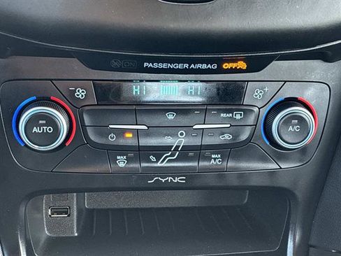 Certified 2018 Ford Focus SE w/ SE Appearance Package image 28