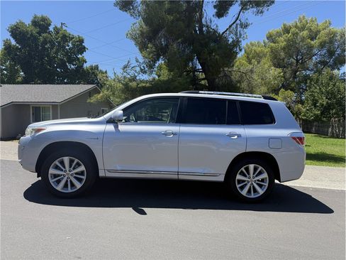 Used 2011 Toyota Highlander Limited AWD/4WD image 2