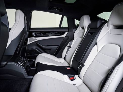 Certified 2025 Porsche Panamera 4 image 17