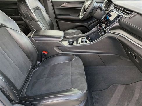 Certified 2024 Jeep Grand Cherokee L Laredo image 30