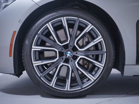 Used 2022 BMW 750i xDrive w/ Executive Package image 2