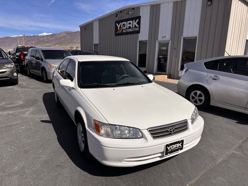 Used 2001 Toyota Camry LE FWD image 1