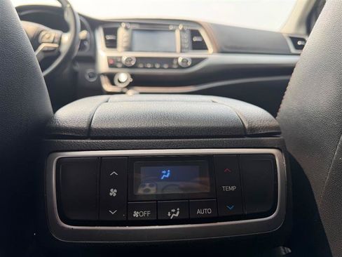 Used 2018 Toyota Highlander XLE AWD/4WD image 16