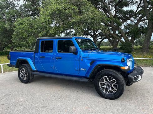 Used 2020 Jeep Gladiator Overland AWD/4WD image 3