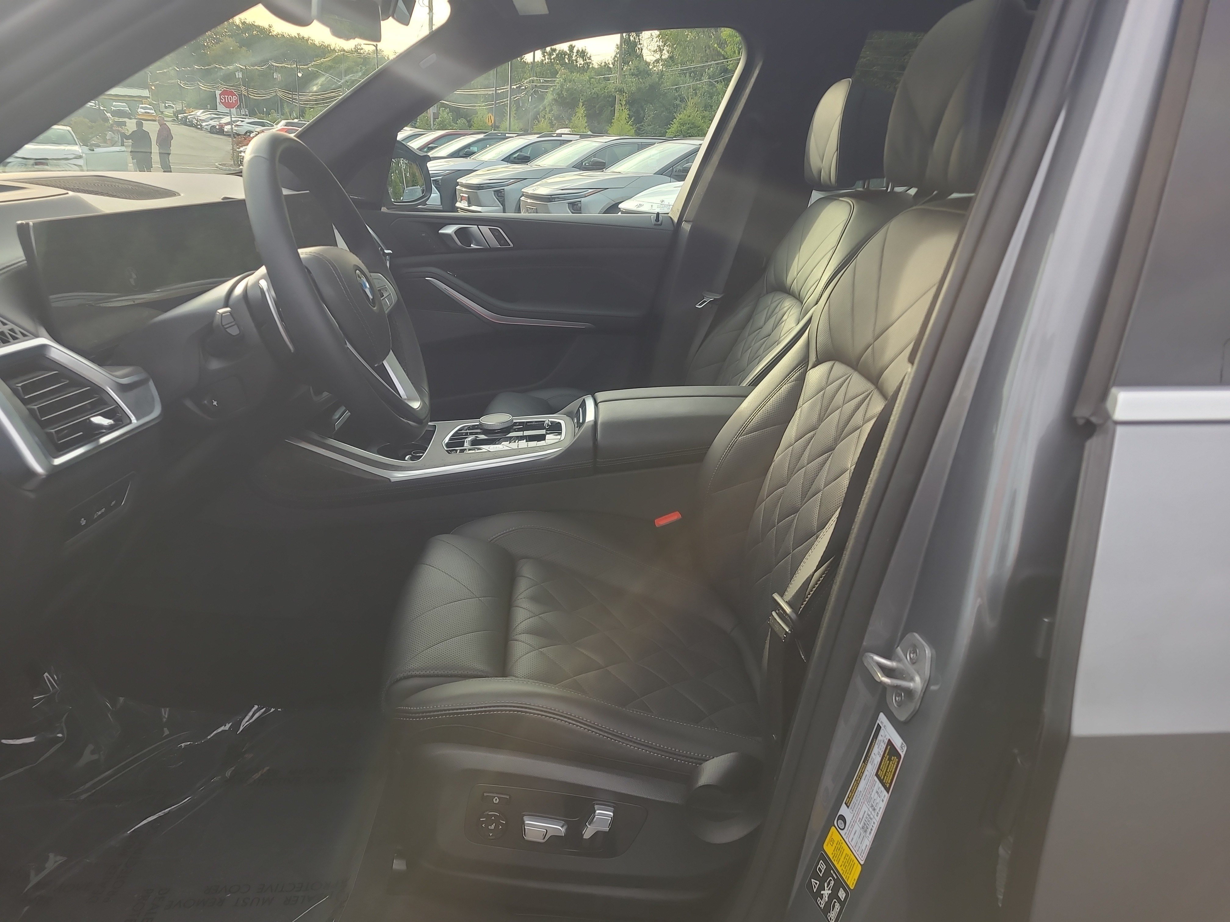 Used 2024 BMW X7 xDrive40i w/ Premium Package AWD/4WD image 16
