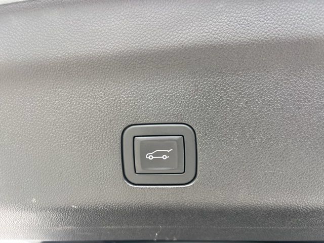 Used 2025 GMC Yukon Denali AWD/4WD image 9