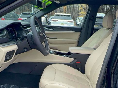 Used 2023 Jeep Grand Cherokee Limited w/ Luxury Tech Group II image 15