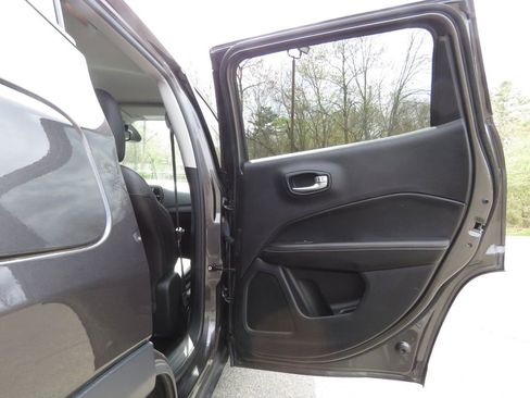 Used 2018 Jeep Compass Latitude w/ Cold Weather Group AWD/4WD image 15
