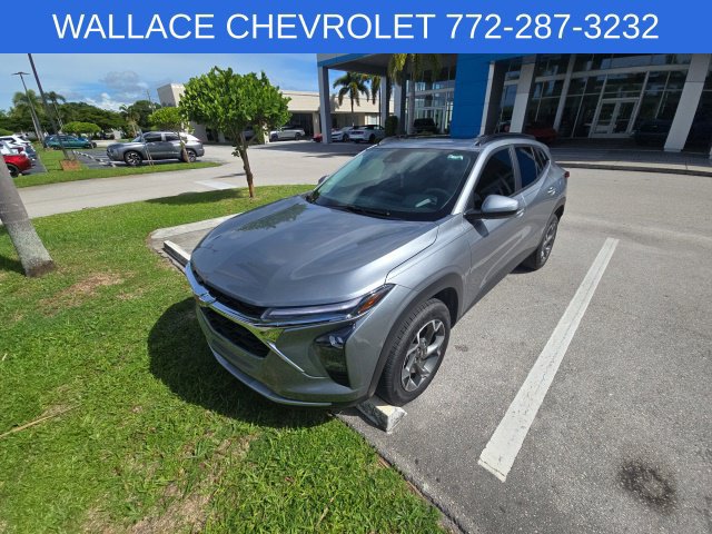 Used 2024 Chevrolet Trax LT w/ Sunroof Package FWD image 1