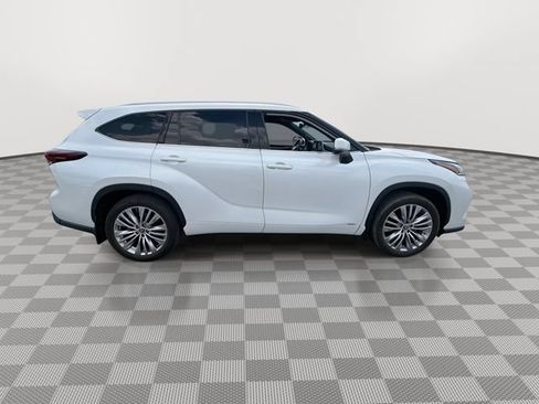 Used 2025 Toyota Highlander Platinum AWD/4WD image 9