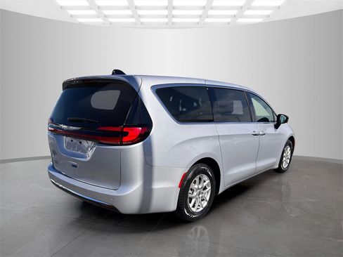 Used 2024 Chrysler Pacifica Touring-L image 7