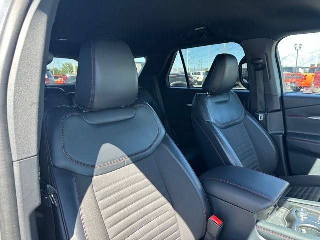 Used 2025 Ford Explorer ST-Line AWD/4WD image 32