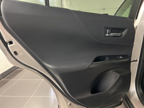 Used 2022 Toyota Venza XLE image 32