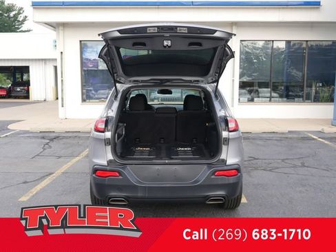 Used 2016 Jeep Cherokee Latitude FWD image 16