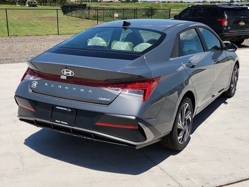 New 2025 Hyundai Elantra Limited image 4
